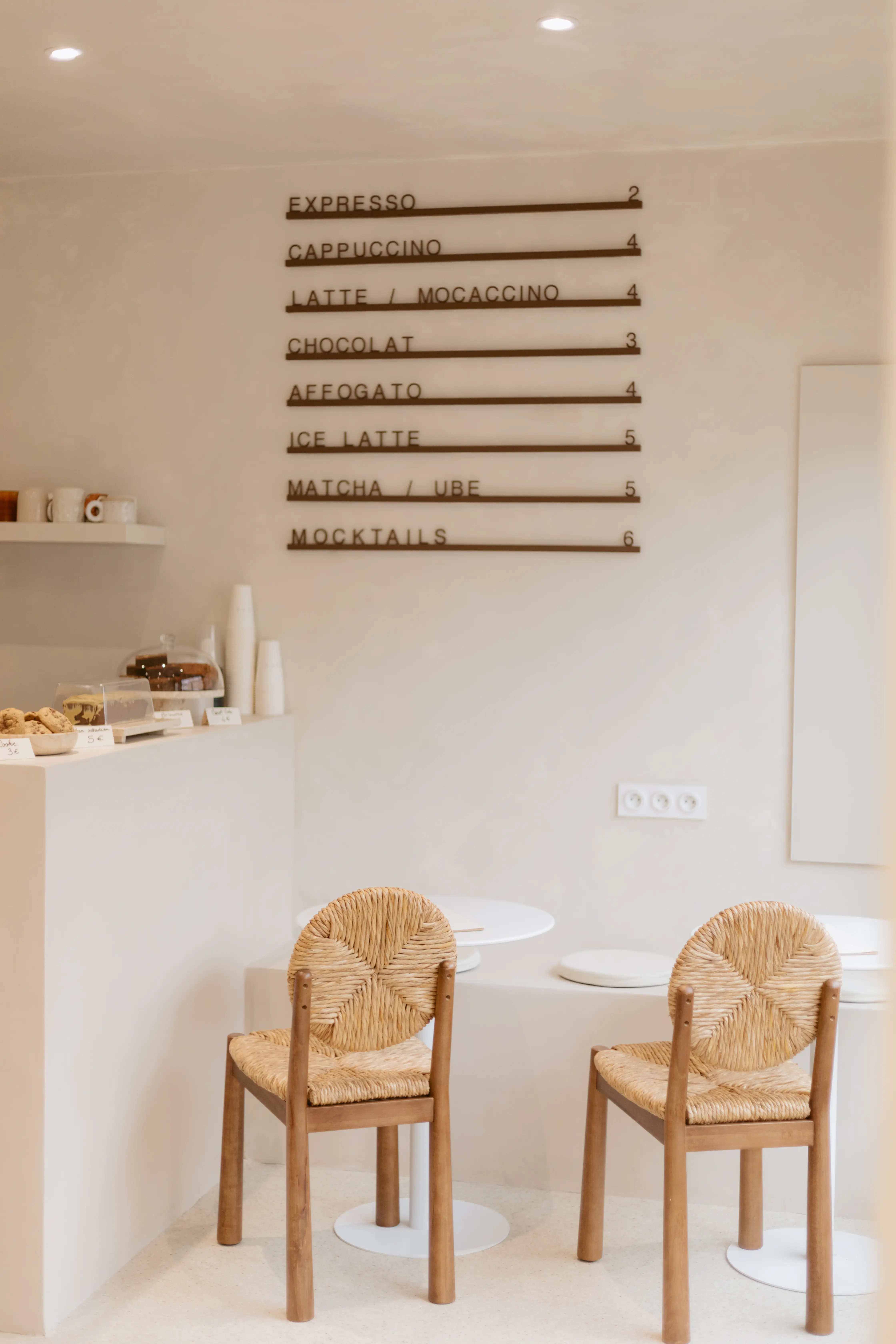 Intérieur chaleureux du Café Yuva avec le bar à café et l'espace détente pour les parents