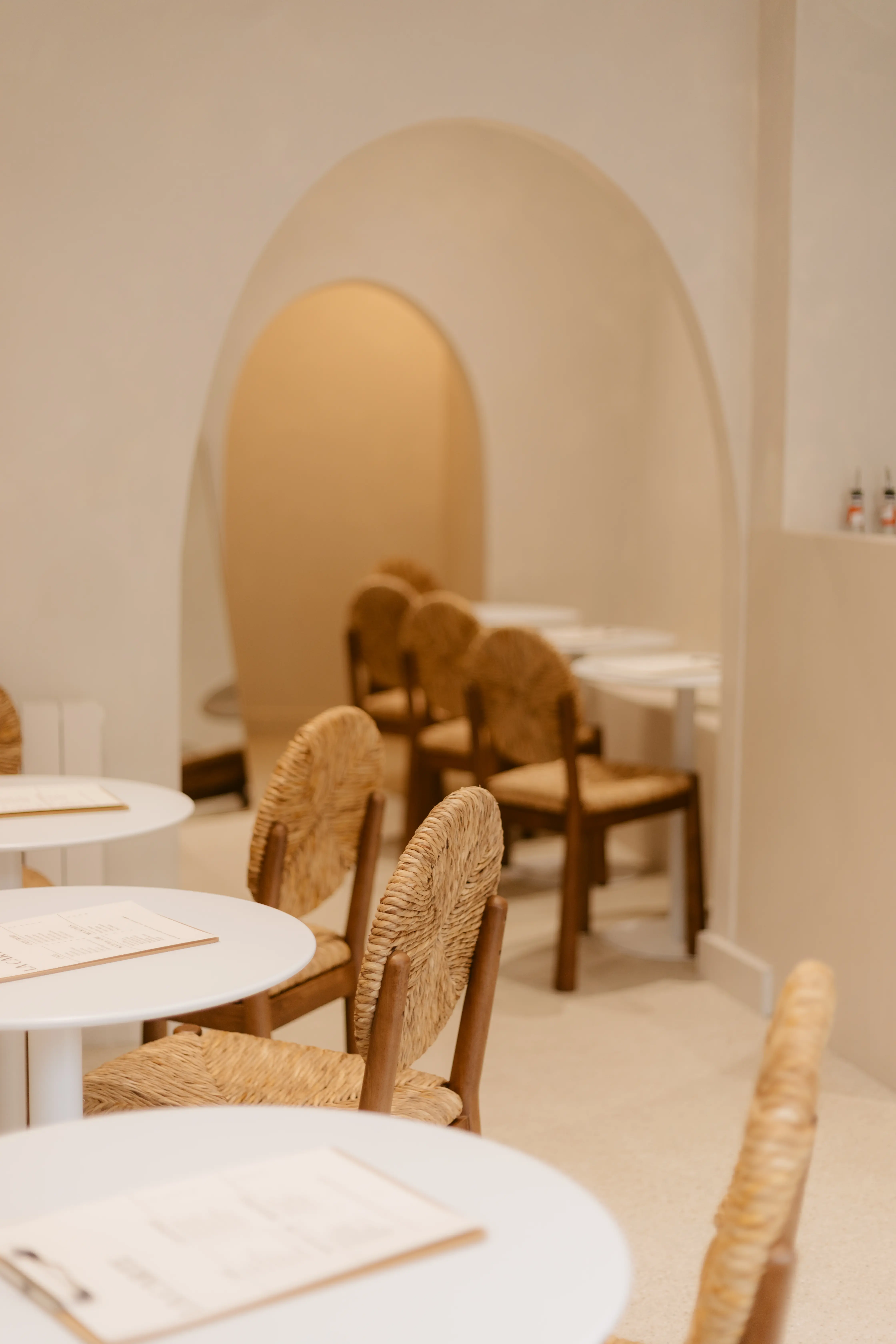 Décoration végétale et plantes dans l'espace café famille